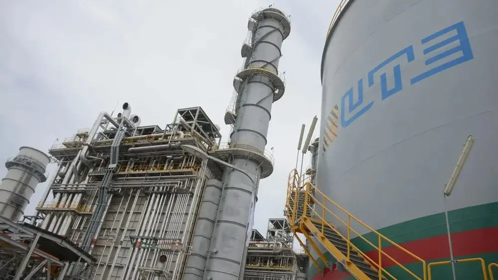 Una planta térmica de UTE, con el logo en un tanque. Foto: El Observador