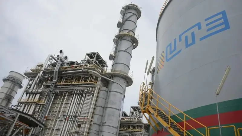 Una planta térmica de UTE, con el logo en un tanque. Foto: El Observador