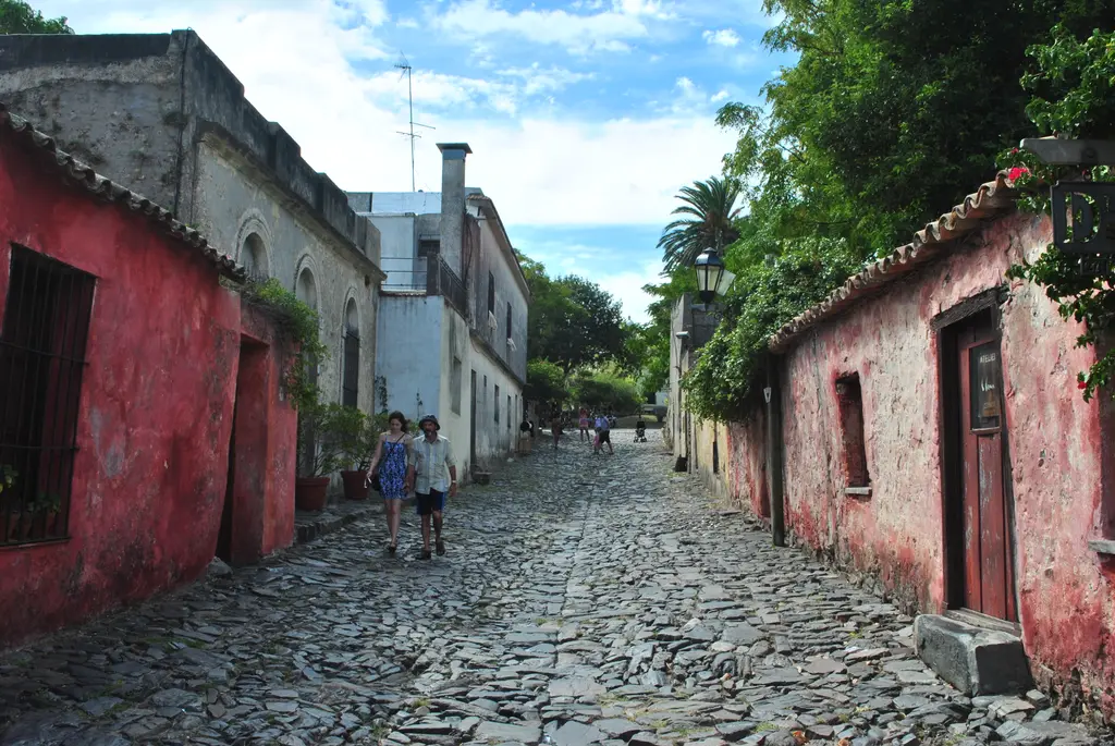 Calle de los Suspiros en el Barrio Histórico de Colonia del Sacramento, escapada típica para las vacaciones de primavera en Uruguay. Foto: Flc1980 / Wikimedia Commons