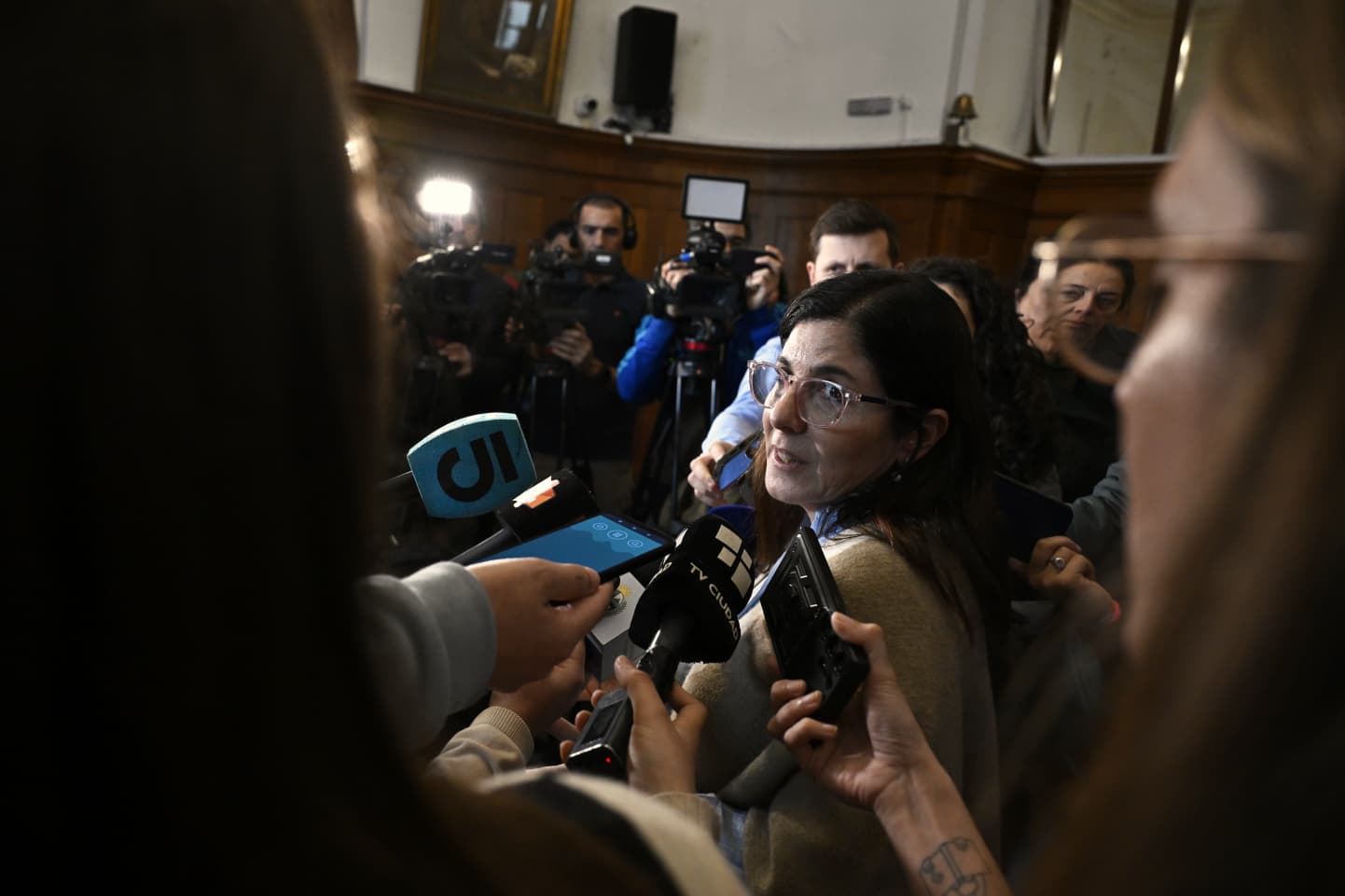 Centro de vacunación en Uruguay con padres e hijos esperando su turno. Foto: El País
