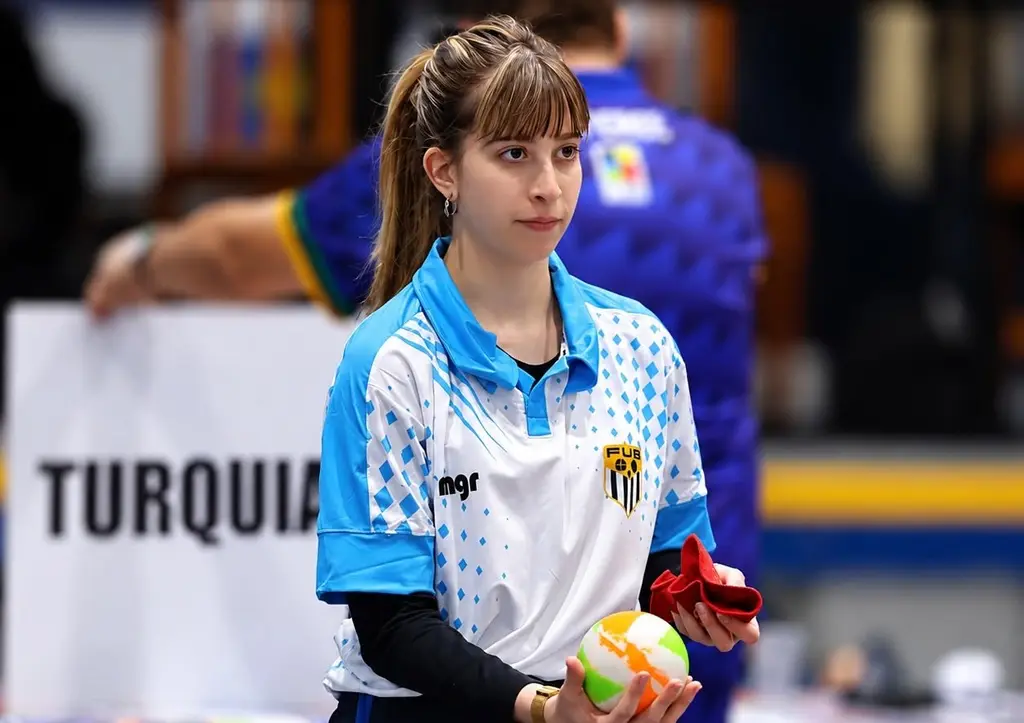 Valentina Pérez, con la camiseta de la selección uruguaya, sostiene una bocha en el mundial. Foto: El País