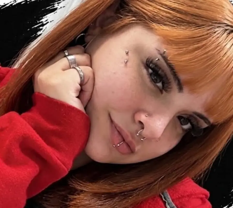 Valentina Zurita, de pelo cobrizo y buzo rojo, en un retrato. Foto: La Nación