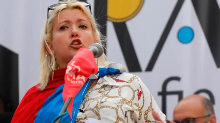 Valeria Ripoll habla con un micrófono durante un acto político. Foto: Nacionalistauy / Wikimedia Commons (CC BY 4.0) (archivo)