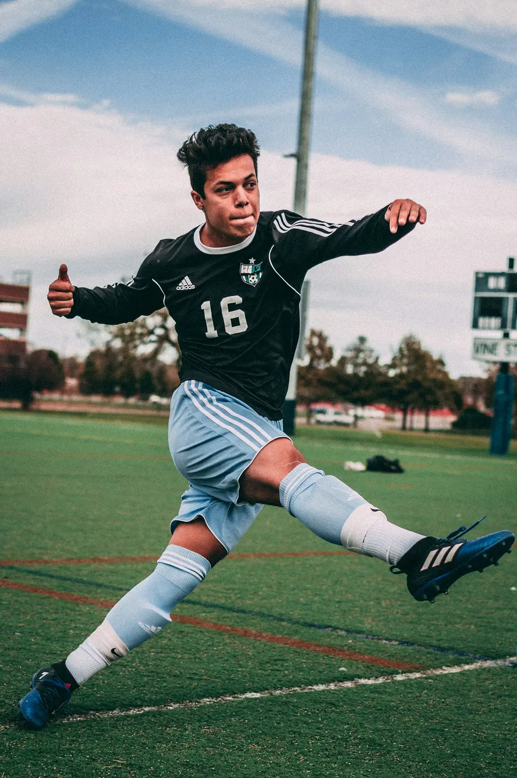 Estadio vacío con césped y gradas. Foto: Unsplash