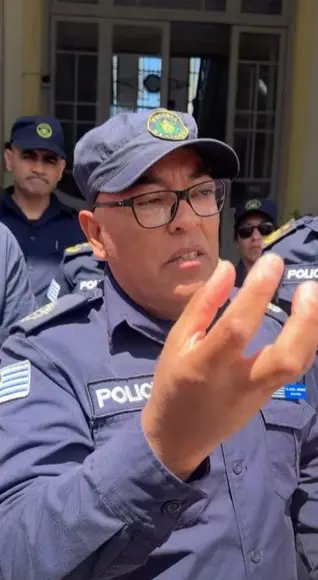 El jefe de Policía de Soriano, Luis Enrique González, habla con los vecinos en Mercedes. Foto: Montevideo Portal