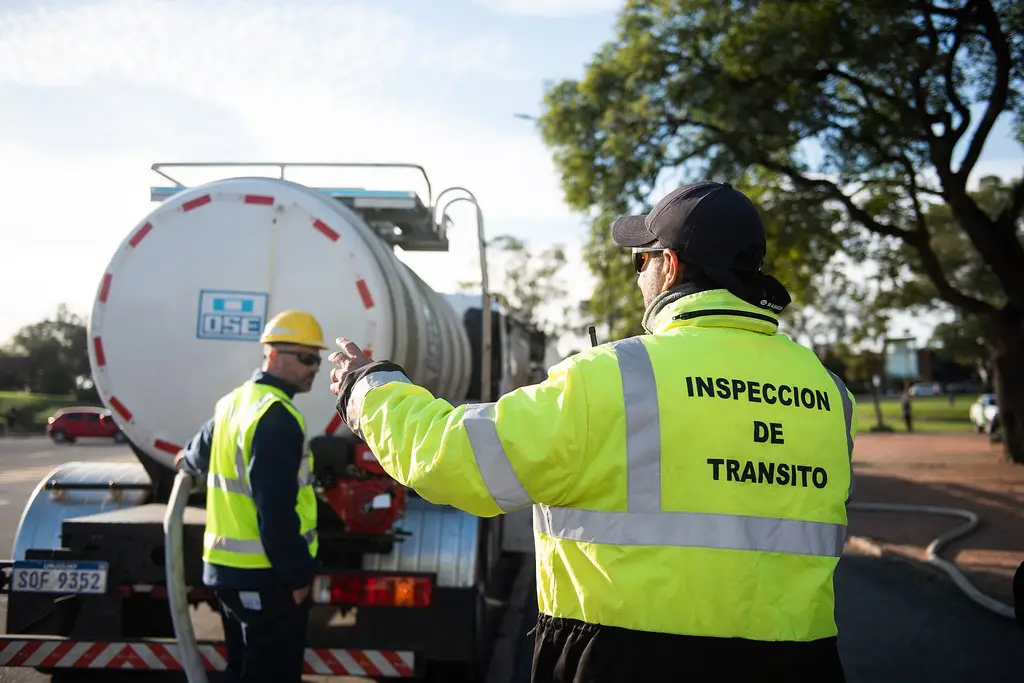 Un camión cisterna de OSE durante un reparto de agua potable. Foto: Intendencia de Montevideo / Wikimedia Commons (CC BY-SA 4.0) (archivo)
