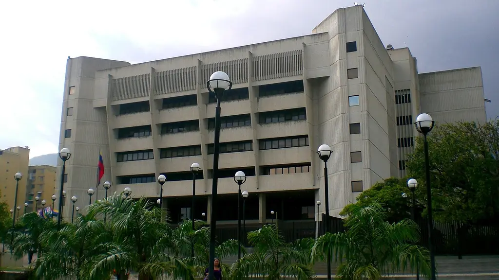 Fachada de hormigón de la sede del Tribunal Supremo de Justicia en Caracas, con faroles y palmeras en primer plano. Foto: Guillermo Ramos Flamerich / Wikimedia Commons (CC BY-SA 3.0) (archivo)