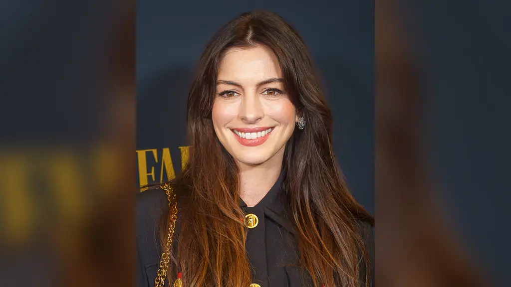 Anne Hathaway sonríe en una alfombra roja en Nueva York. Foto: Jay Dixit / Wikimedia Commons (CC BY-SA 4.0) (archivo)