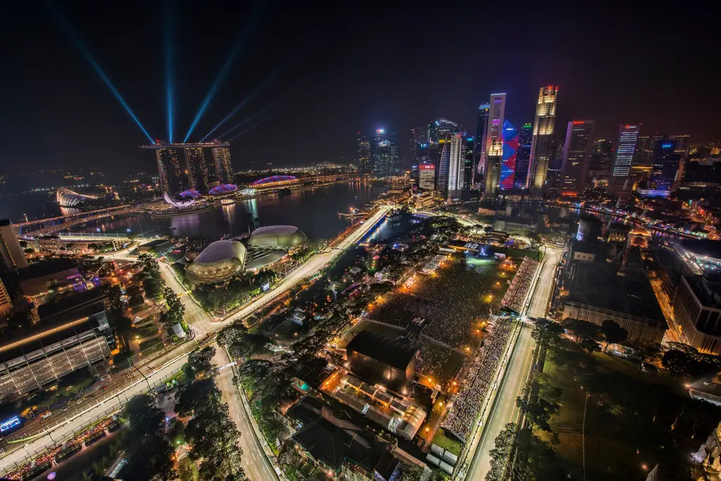 El circuito callejero de Marina Bay iluminado durante una carrera nocturna de Fórmula 1 en Singapur. Foto: chensiyuan / Wikimedia Commons (CC BY-SA 4.0) (archivo)