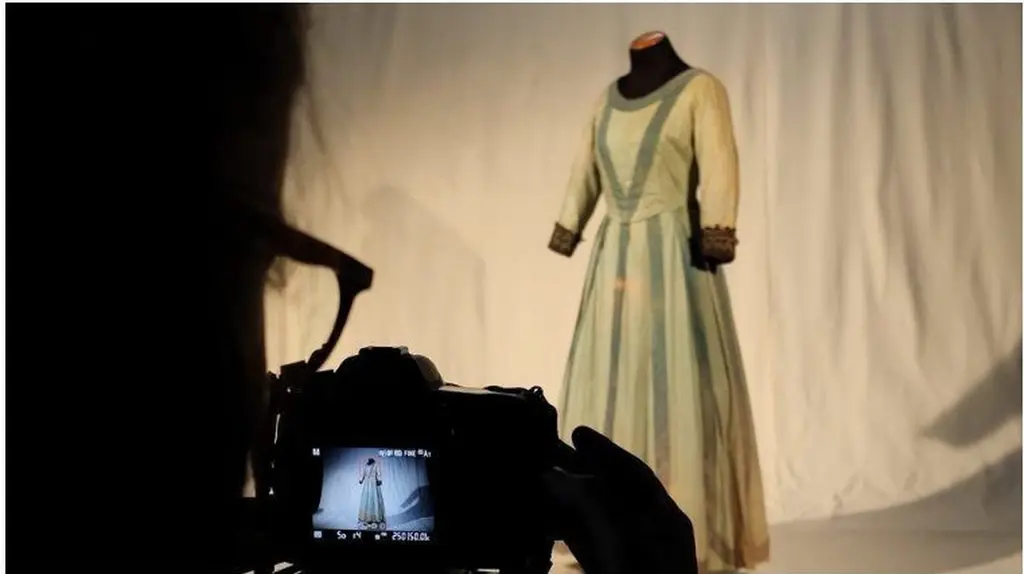 Uno de los vestidos de La zapatera prodigiosa diseñados por García Lorca, fotografiado durante su documentación en el acervo de la Comedia Nacional. Foto: difusión de la exposición (Comedia Nacional, EMAD y Teatro Solís)
