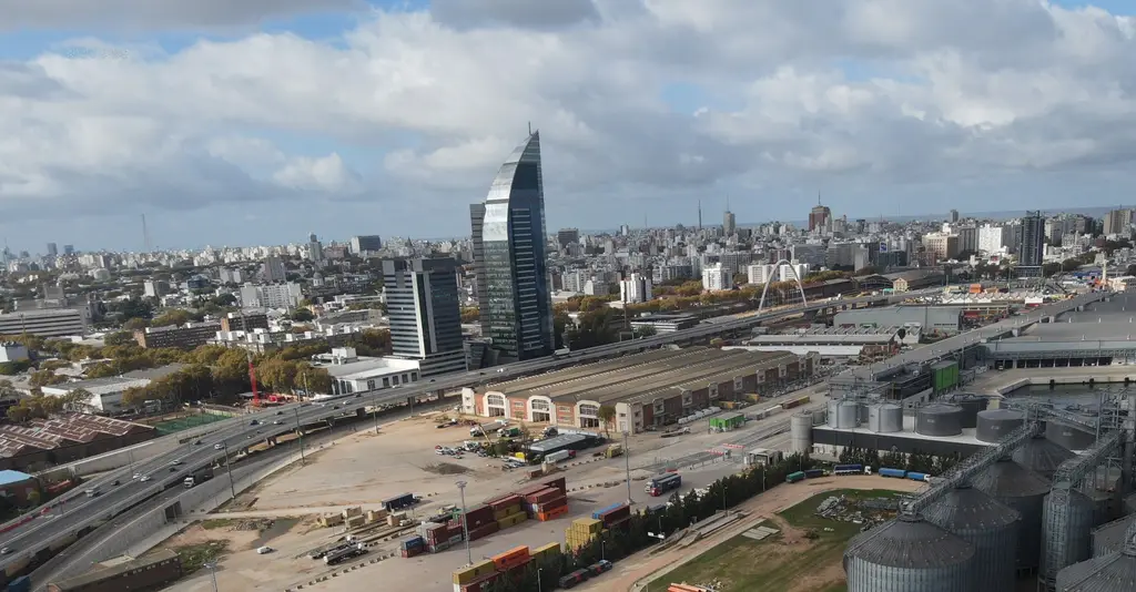 Vista aérea del viaducto de la rambla portuaria junto al puerto de Montevideo, con la torre de Antel al fondo. Foto: ANP