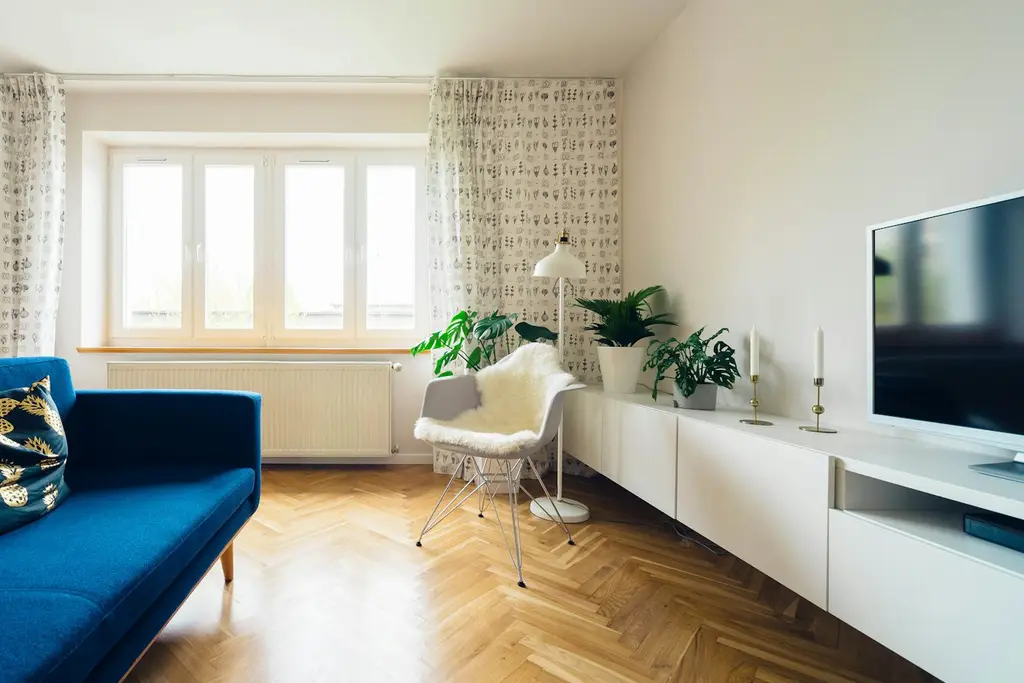Una sala de estar, con sofá y televisor. Foto: Unsplash