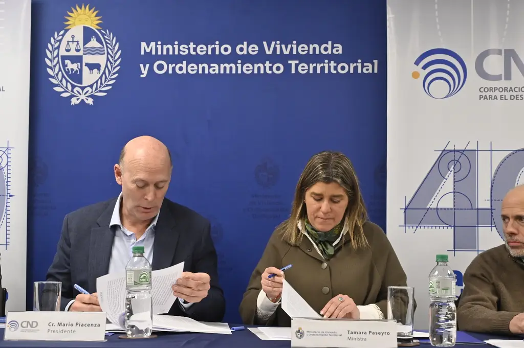 Firma del fideicomiso de vivienda pública entre el MVOT y la CND el 26 de agosto de 2026 en Montevideo. El instrumento manejará recursos del orden de $840 millones anuales. Foto: Ministerio de Vivienda