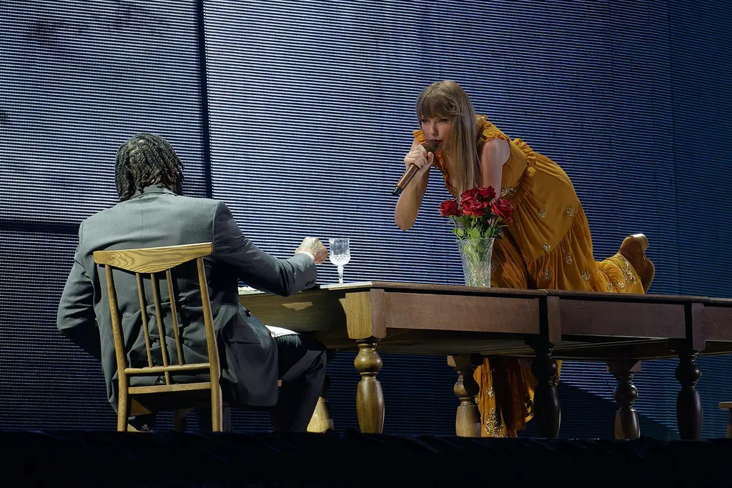 Taylor Swift canta sobre una mesa durante un show de The Eras Tour en Arlington, Texas, en 2023 (archivo). Foto: Ronald Woan (CC BY-SA 2.0)