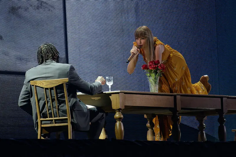 Taylor Swift canta sobre una mesa durante un show de The Eras Tour en Arlington, Texas, en 2023 (archivo). Foto: Ronald Woan (CC BY-SA 2.0)