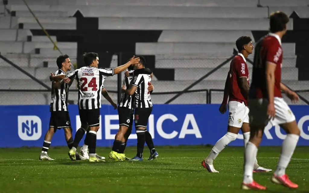 Jugadores de Wanderers festejan un gol ante Albion en el Parque Viera, por la fecha 8 del Clausura, el lunes 28 de setiembre. Foto: Ignacio Sánchez