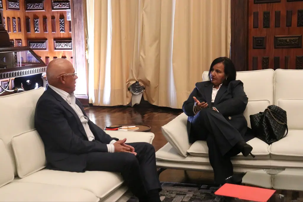 Jorge Rodríguez conversa con la opositora Dinorah Figuera en el Palacio Federal Legislativo de Caracas. Foto: Prensa de la Asamblea Nacional de Venezuela / Wikimedia Commons (dominio público) (archivo)