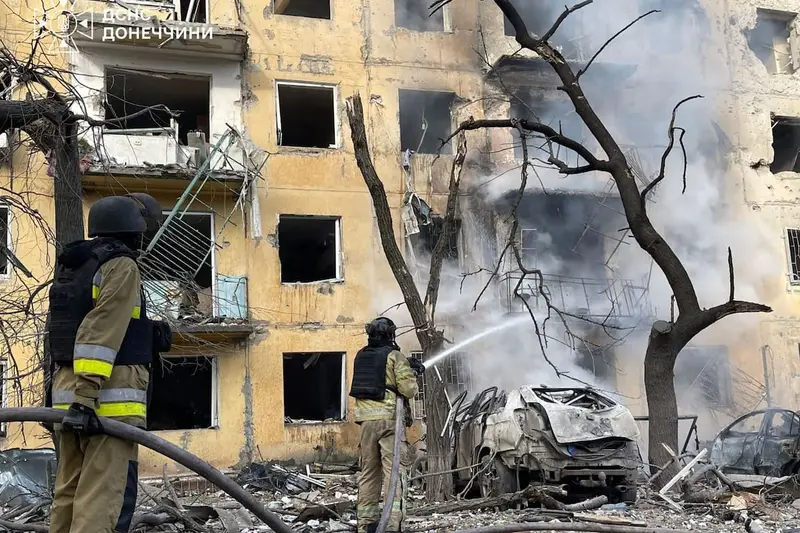 Rescatistas trabajan en un edificio dañado en Donetsk. Foto: La Nación