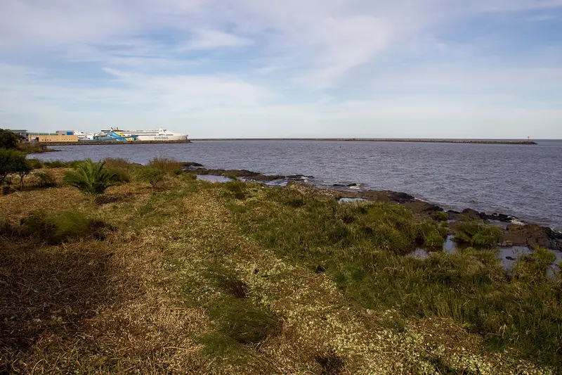Costa de Colonia del Sacramento con el puerto y un ferry de Buquebus al fondo, sobre el Río de la Plata. Foto: Mike Peel / Wikimedia Commons (CC BY-SA 4.0) (archivo)